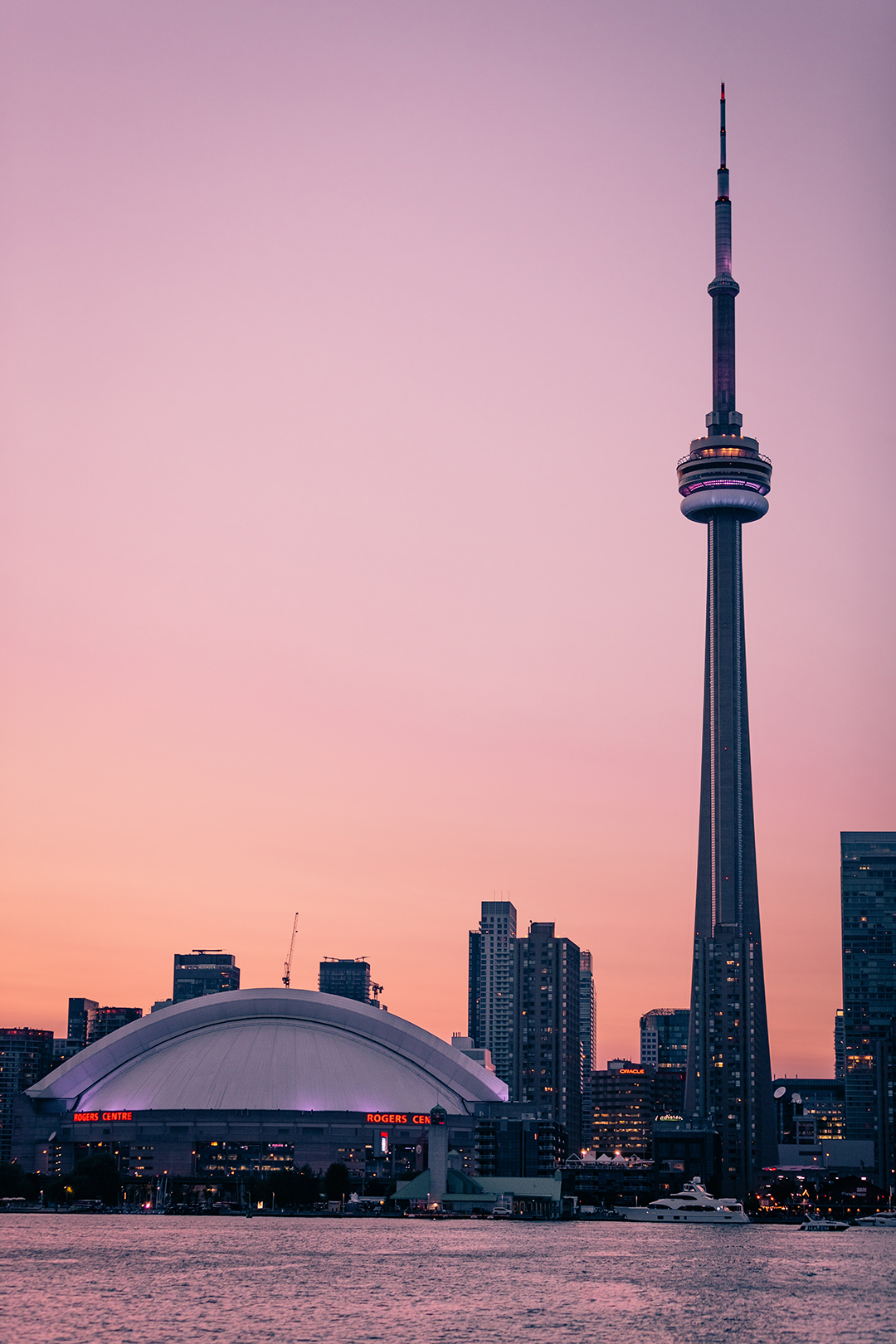 02_Kaj_poceti_v_Torontu_-_Things_to_do_in_Toronto_-_CN_Tower_Photo_by_Tandem_X_Visuals_on_Unsplash.jpg