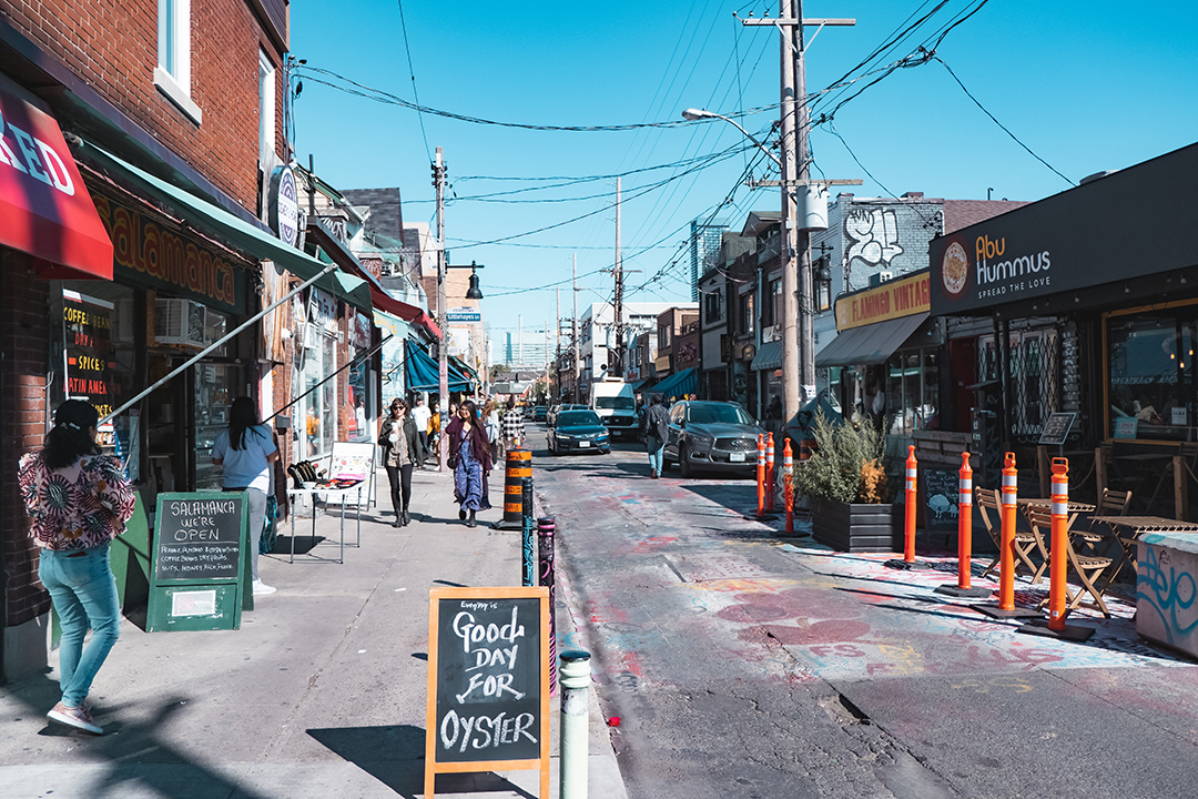 03_Kaj_poceti_v_Torontu_-_Things_to_do_in_Toronto_-_Kensington_Market_Photo_by_Jason_Ng_on_Unsplash.jpg