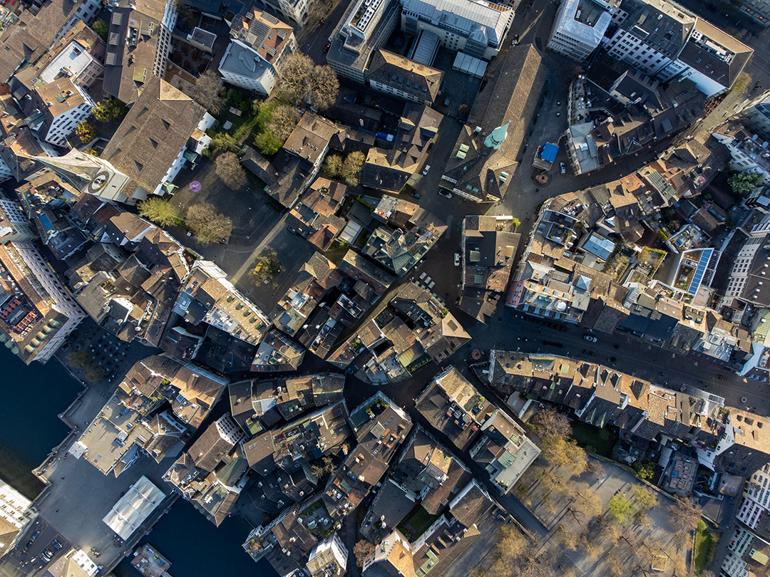 03_Kaj_poceti_v_Zurichu_-_Things_to_do_in_Zurich_-_Lindenhof_Hill_-_Photo_by_Ilia_Bronskiy_on_Unsplash.jpg