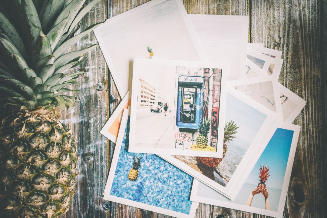 Posiljanje_razglednic_-_Sending_postcards_-_Photo_by_Pineapple_Supply_Co-_from_Pexels.jpg
