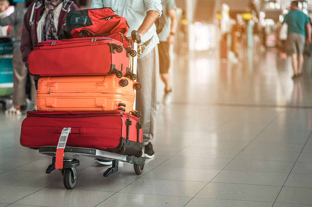 02_Brezskrbno_shranjevanje_prtljage_na_potovanju_-_Worry-free_storage_of_luggage_when_traveling_-_ENVATO.jpg