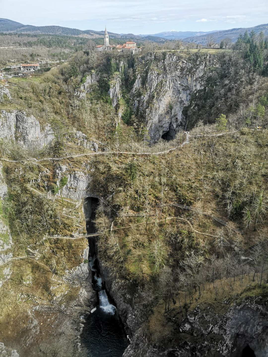 Raziskovanje_slovenskega_Krasa_-_Exploring_the_Slovenian_Karst_4.jpg