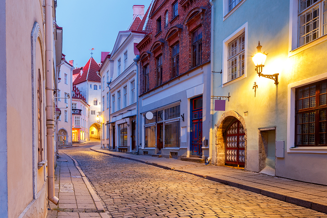 02_Potovanje_v_Talin_-_Travelling_to_Tallinn_-_ENVATO.jpg