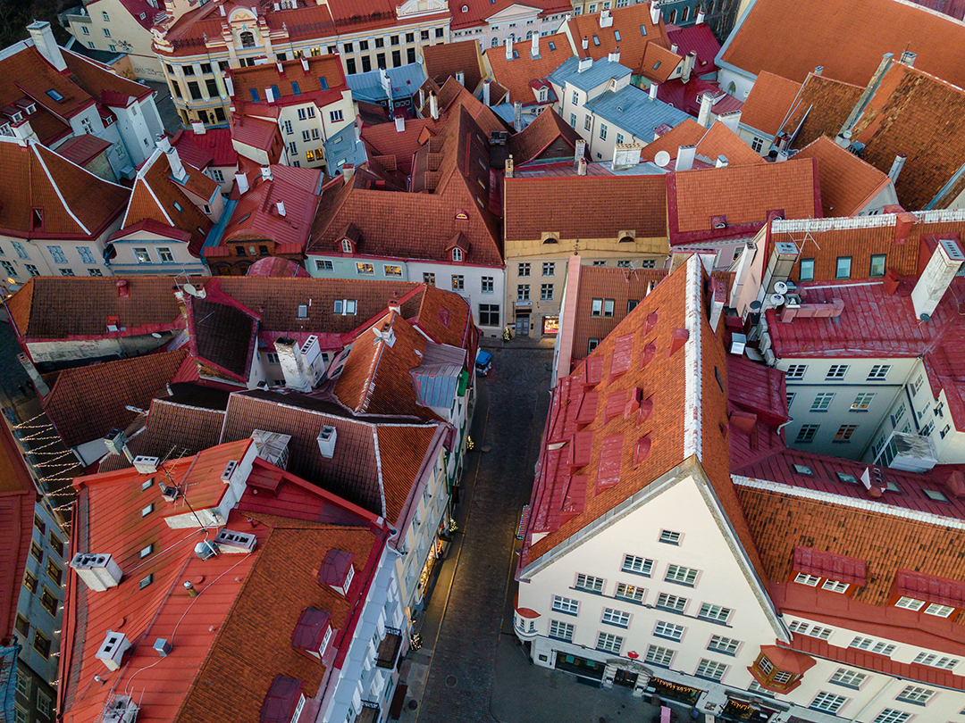 04_Potovanje_v_Talin_-_Travelling_to_Tallinn_-_ENVATO.jpg