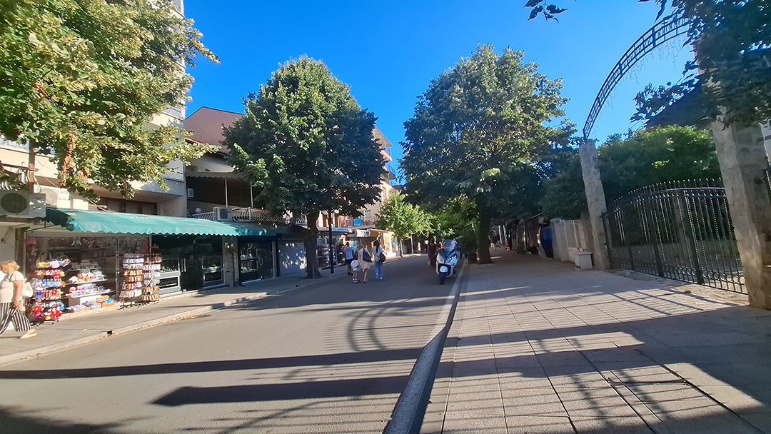 Mirna ulica v Sofiji razkriva počasnejši ritem mesta in lokalno vsakdanje življenje.