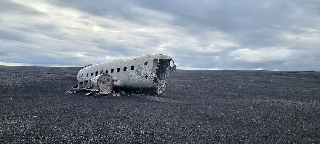 Razbitina letala DC-3 ameriške mornarice sredi črne peščene puščave Sólheimasandur, ena najbolj ikoničnih fotografskih točk Islandije.