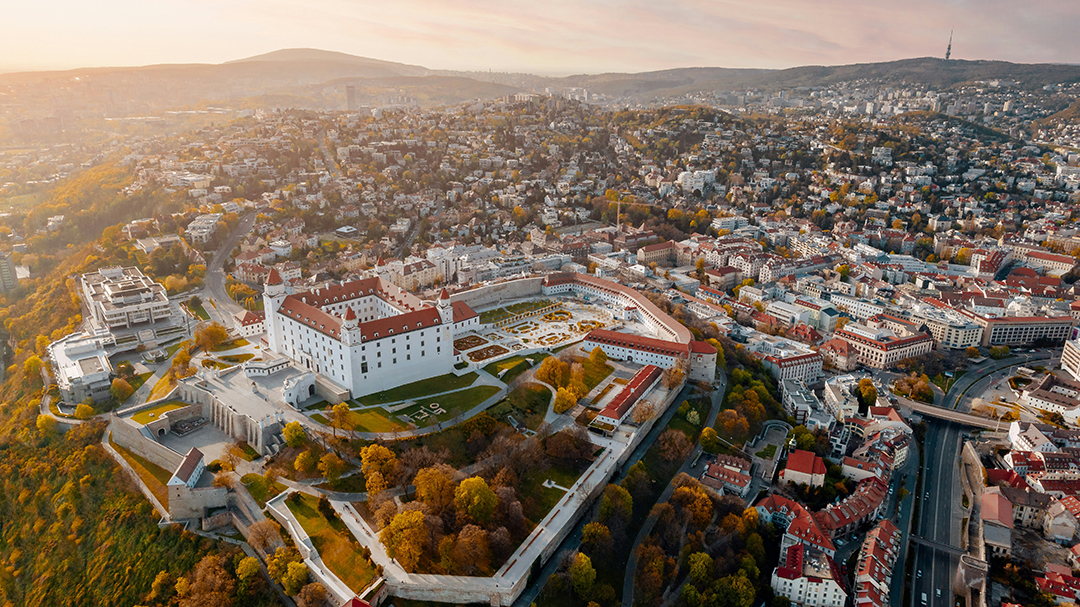 Panoramski pogled na Bratislavo razkriva kompaktno prestolnico ob Donavi z bogato srednjeevropsko zgodovino.