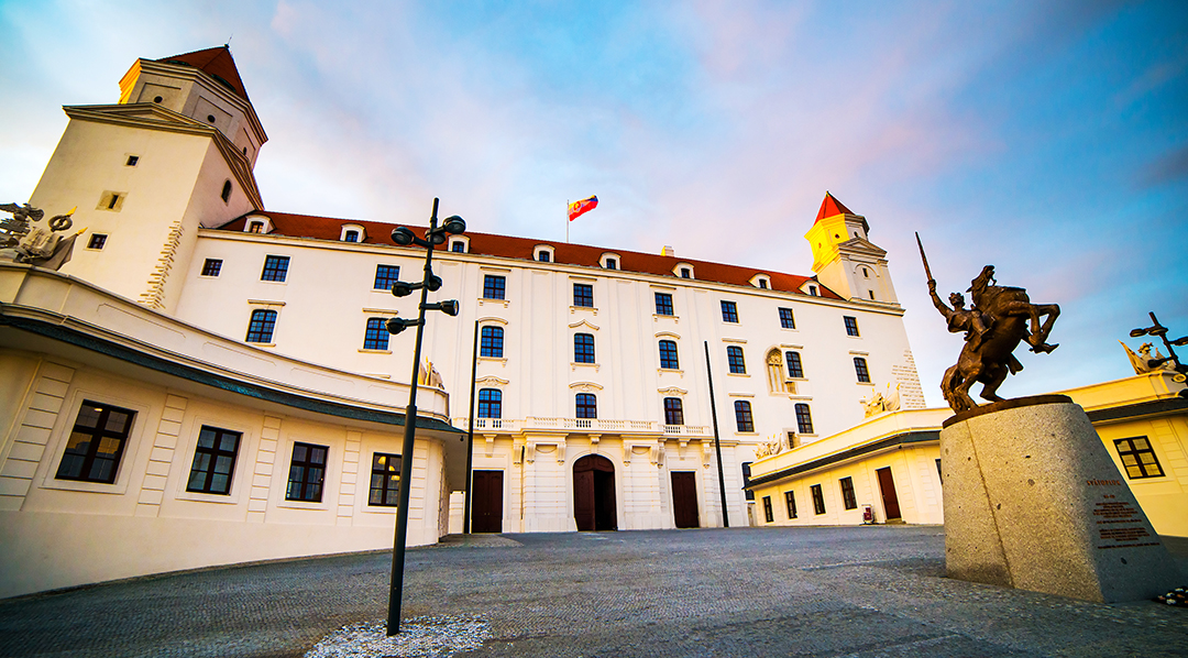 Bratislavski grad se mogočno dviga nad Donavo in predstavlja simbol slovaške zgodovine ter državnosti.