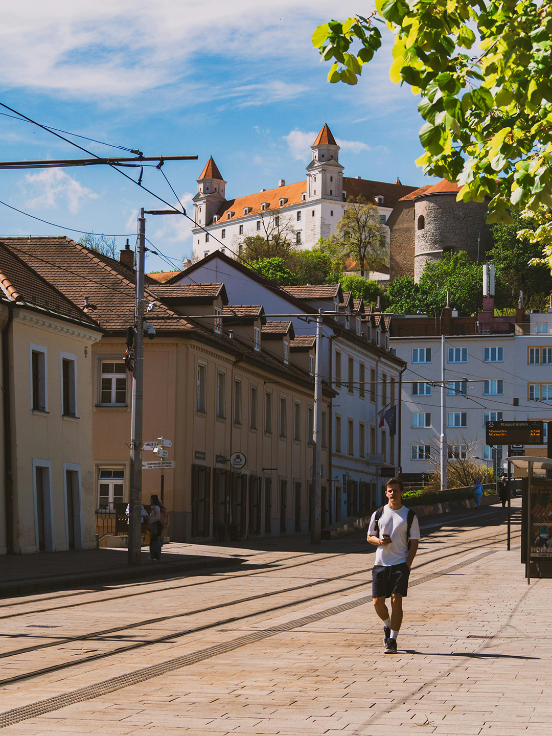 Pogled na Bratislavski grad z ulic starega mesta razkriva eno najbolj prepoznavnih znamenitosti Slovaške.