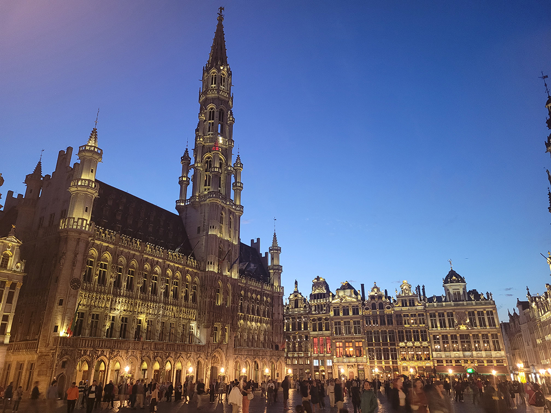 Osvetljen glavni trg Grand Place v Bruslju prikazuje bogato zgodovinsko arhitekturo belgijske prestolnice.