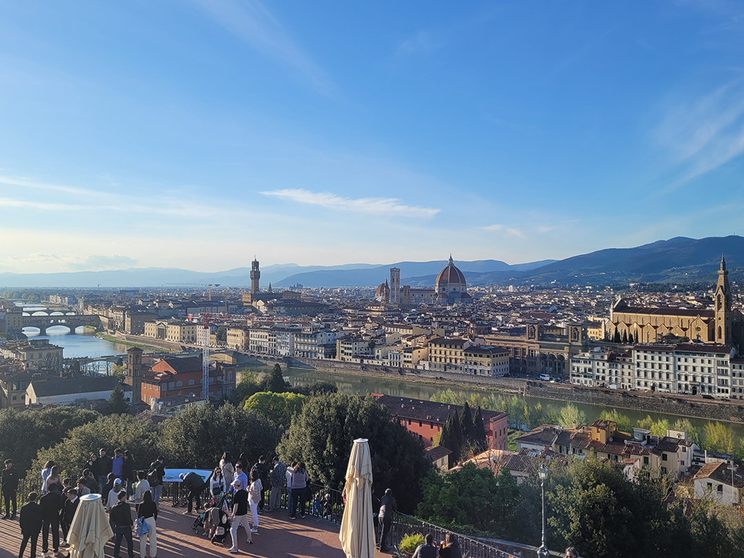 Panoramski razgled na Firence z znamenite razgledne točke Piazzale Michelangelo v osrčju Toskane.