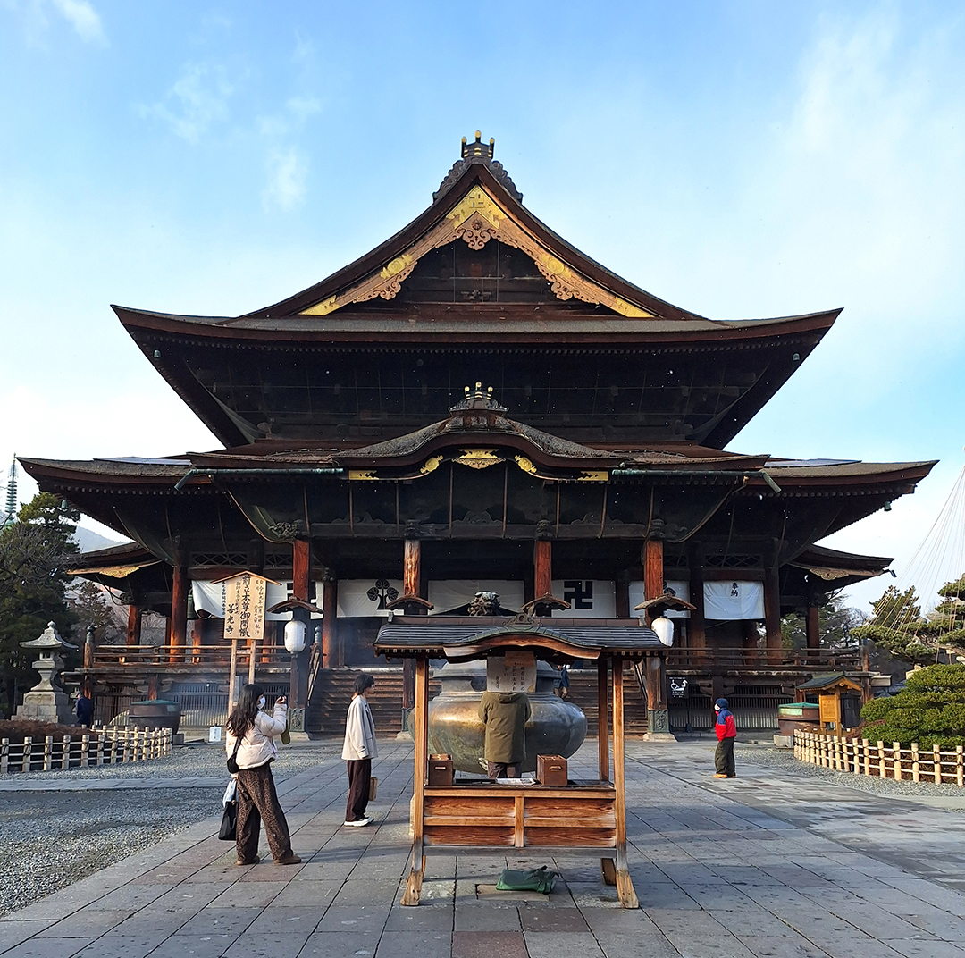 Tradicionalni budistični tempelj Zenkoji v mestu Nagano na Japonskem ob večernem obisku templja