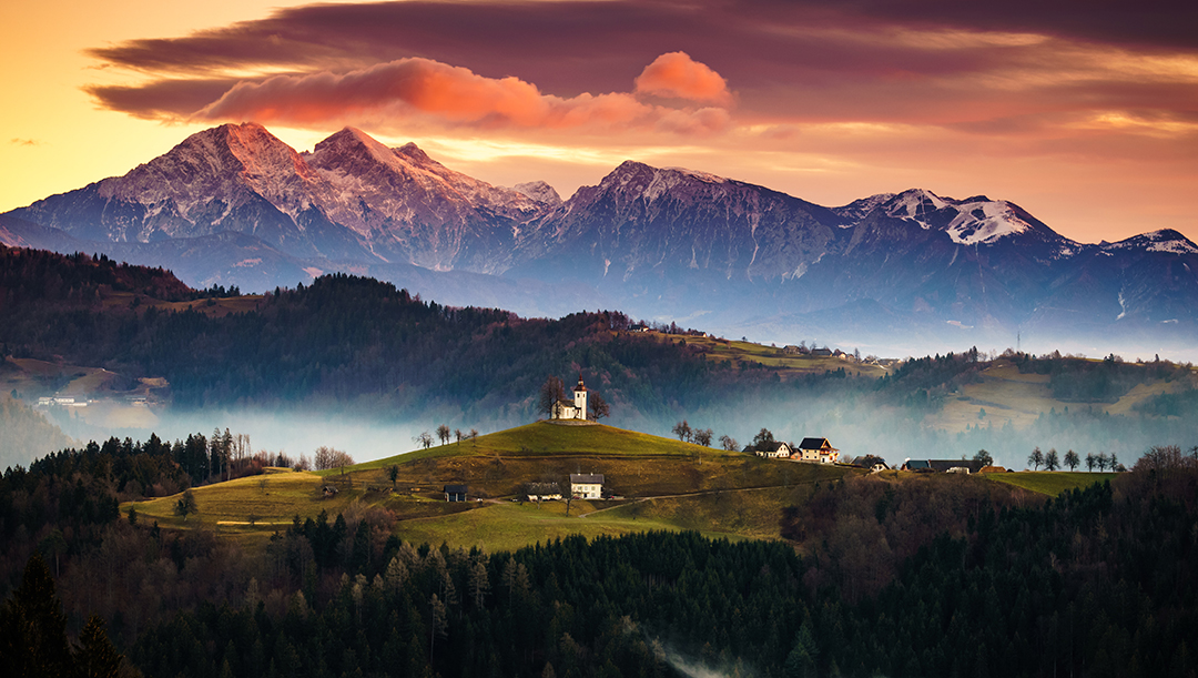 Slovenska alpska pokrajina združuje gore, naravo in razglede, ki navdušujejo popotnike po Sloveniji.