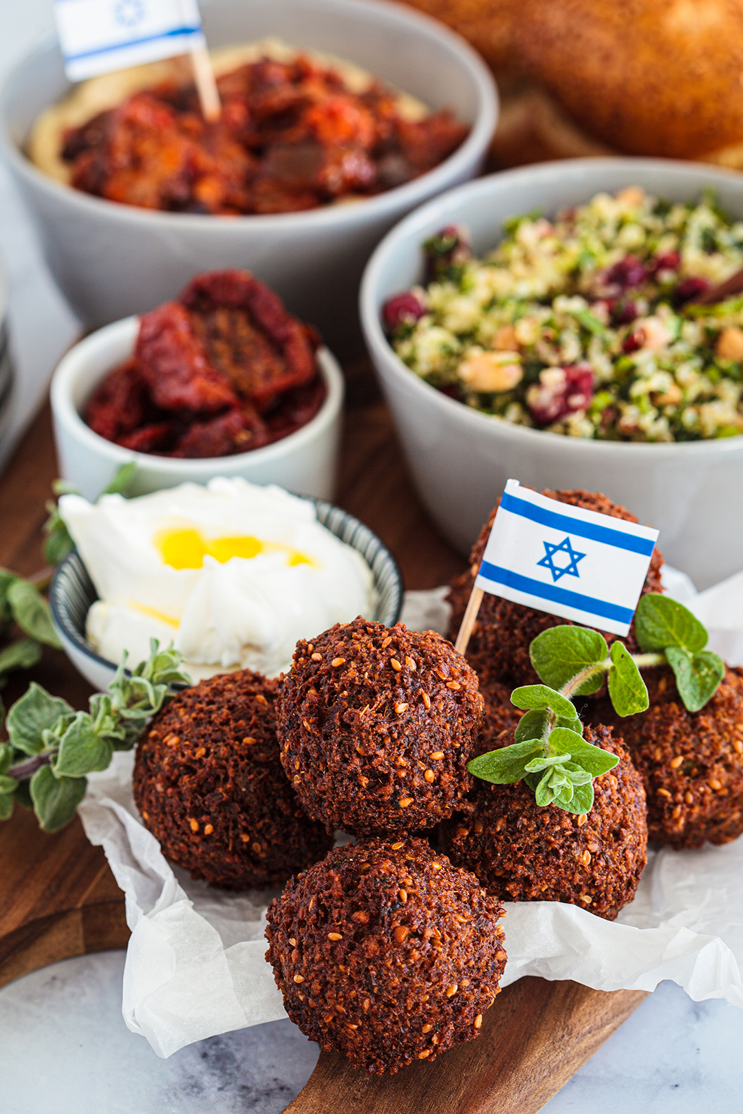 Tradicionalni izraelski falafel z lokalnimi prilogami predstavlja priljubljeno kulinariko Tel Aviva in Izraela.