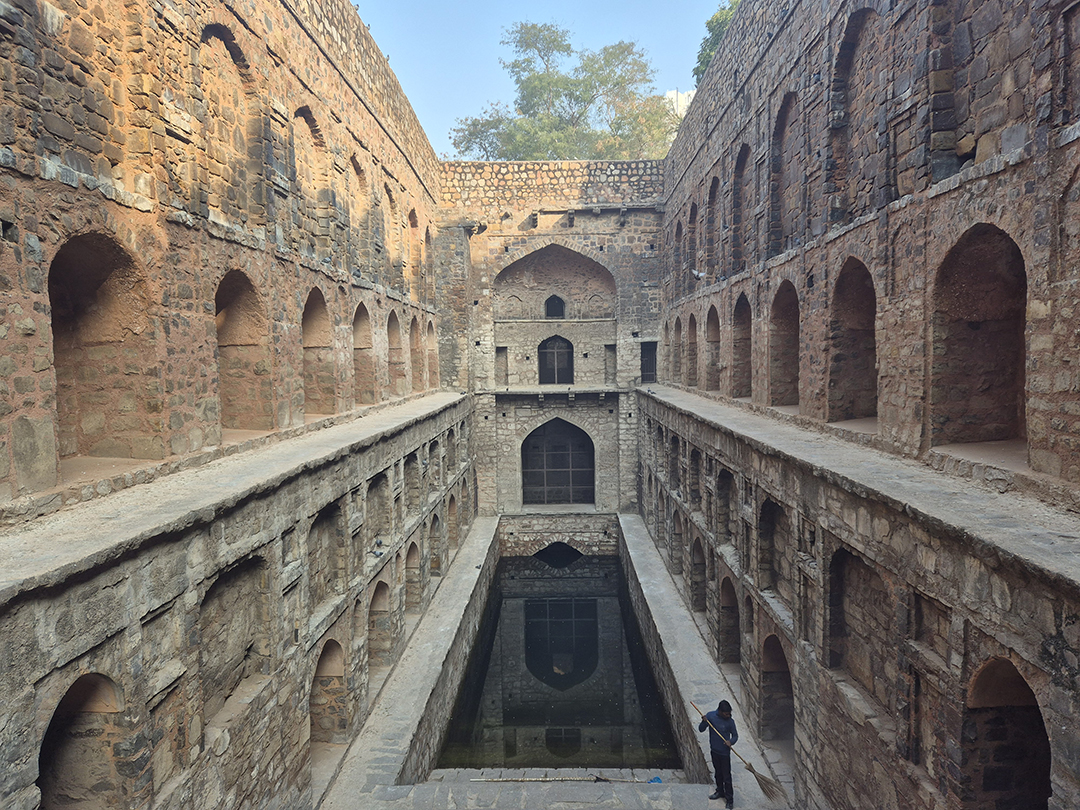 Zgodovinski stopničasti vodnjak Agrasen ki Baoli v središču Delhija.