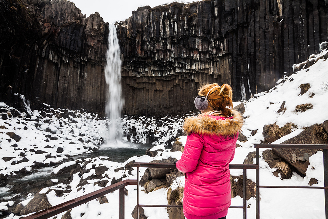 Slap Svartifoss v narodnem parku Vatnajökull, obdan z značilnimi bazaltnimi stebri, velja za eno najbolj edinstvenih naravnih znamenitosti Islandije.
