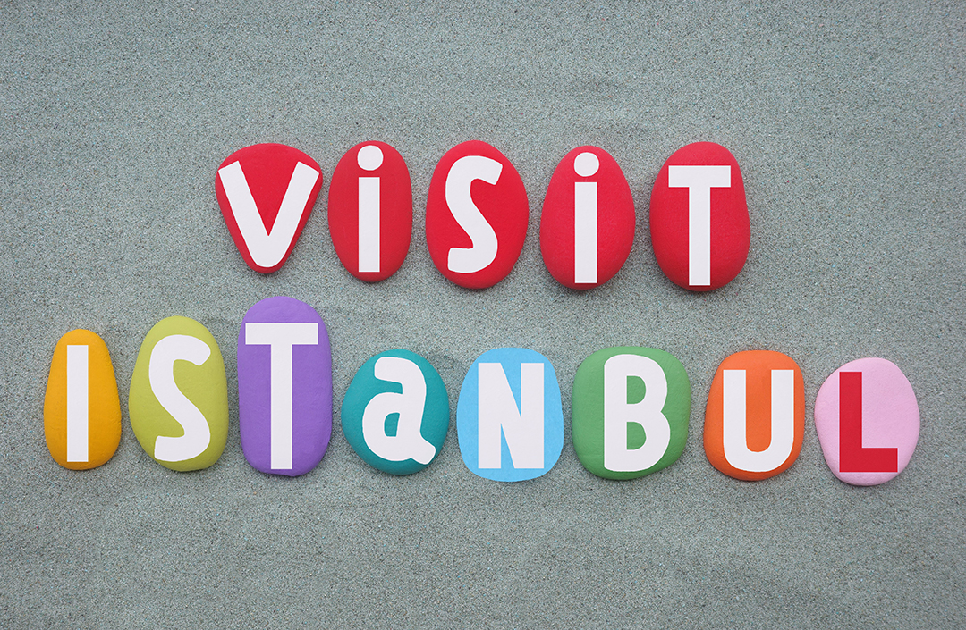 Napis »Visit Istanbul«, ki simbolizira začetek raziskovanja največjega turškega mesta.