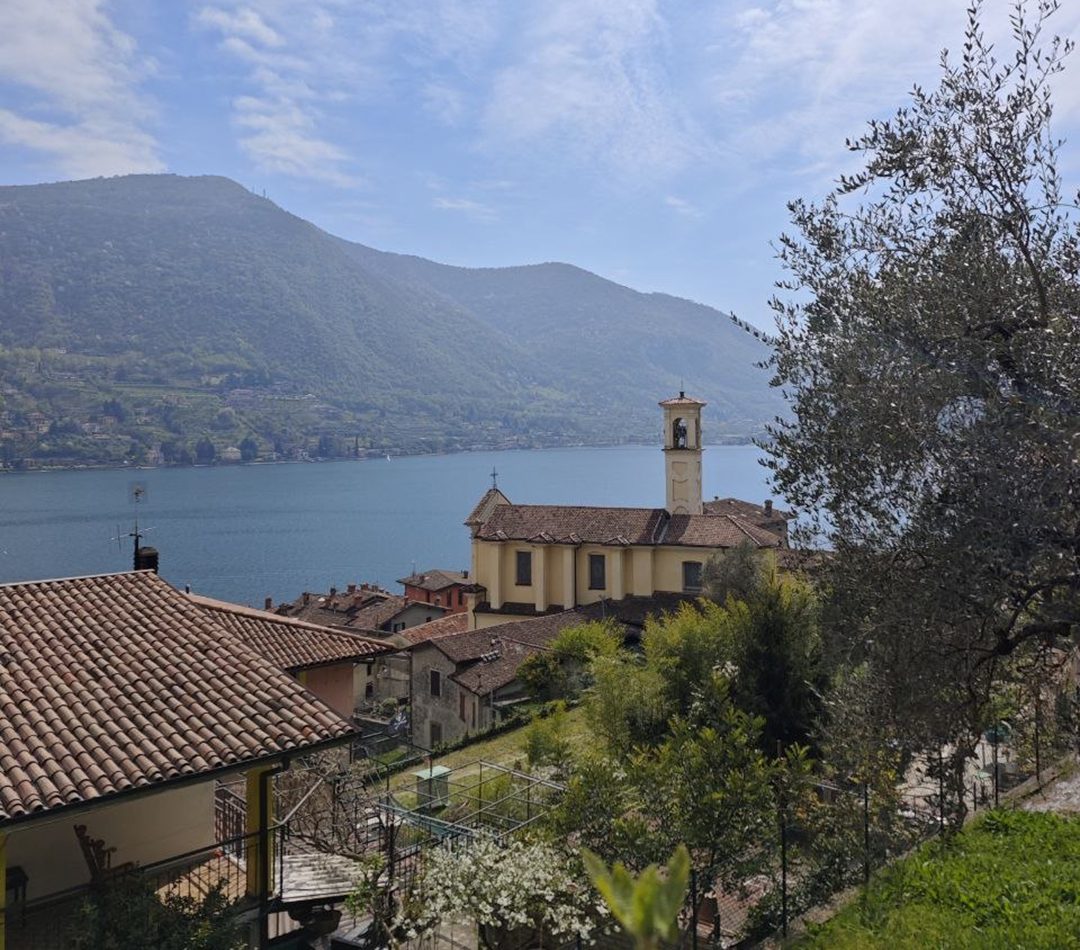 Razgled na jezero Iseo iz gorske vasice Zone razkriva mirno pokrajino severne Italije, kjer se alpski vrhovi, zgodovinske hiše in jezero združijo v popolno doživetje slow travel.