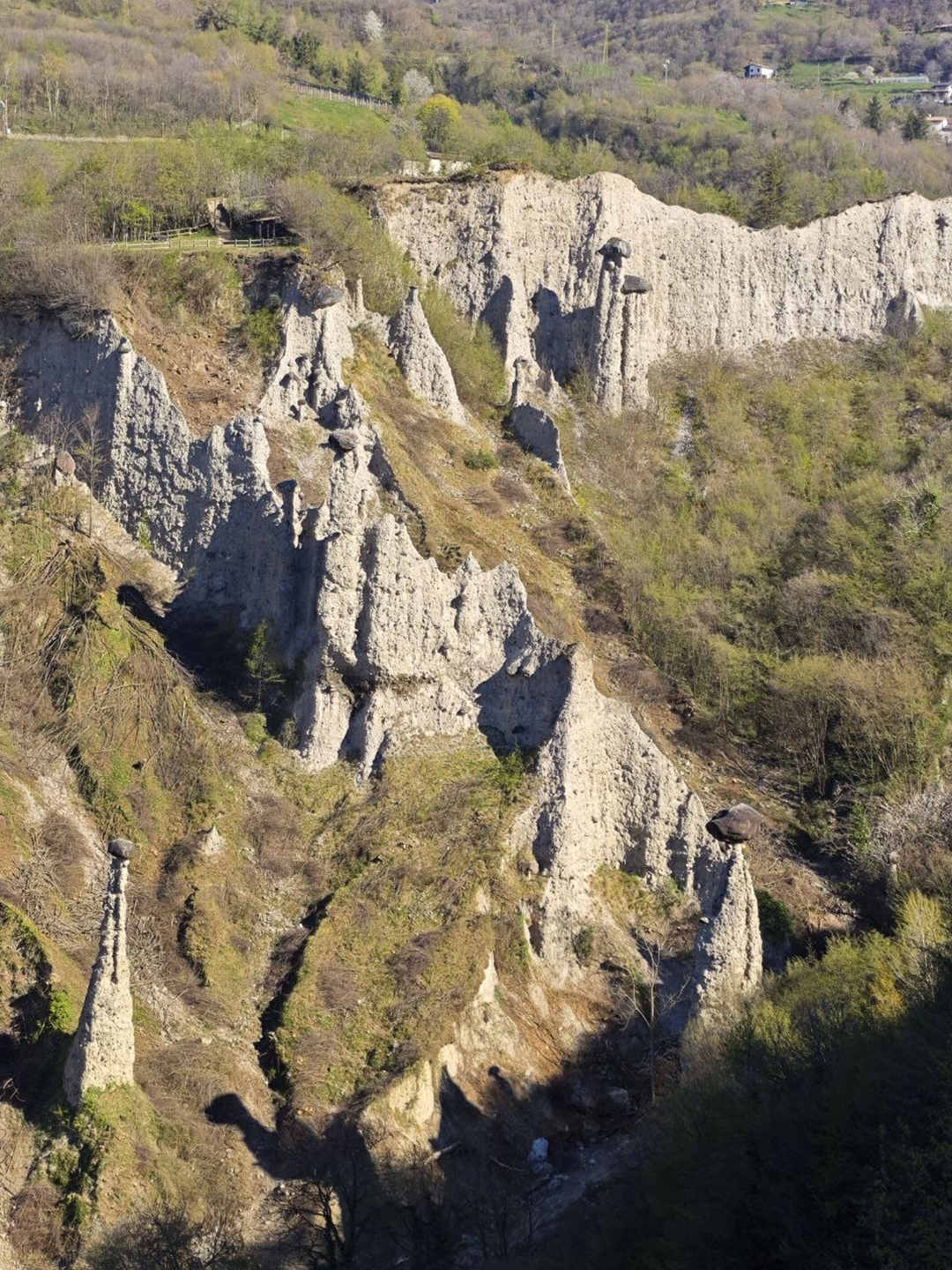 Zemeljske piramide pri kraju Zone sodijo med najbolj nenavadne naravne znamenitosti ob jezeru Iseo, kjer so dež, veter in čas ustvarili osupljive kamnite stolpe.