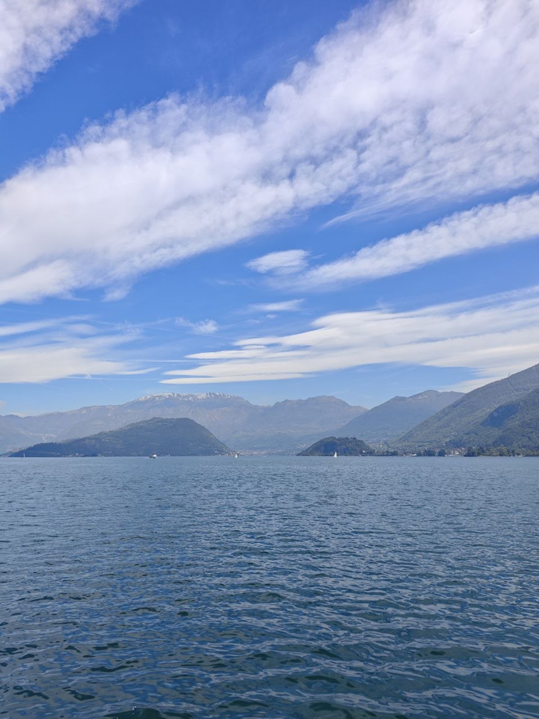 Plovba po jezeru Iseo odpira čudovite razglede na Monte Isolo in okoliške alpske vrhove, kjer se narava in mir združita v nepozabno popotniško izkušnjo.