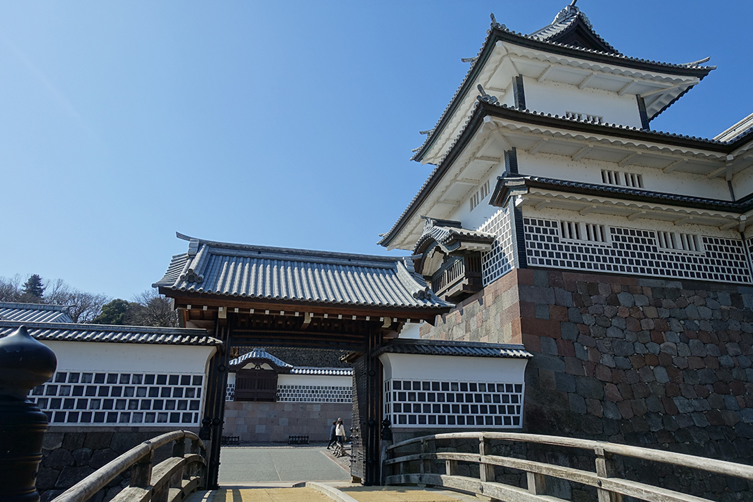 Grad Kanazawa s kamnitimi obzidji in tradicionalno arhitekturo pripoveduje zgodbo o bogati zgodovini mesta ter skrbni obnovi ene najpomembnejših japonskih znamenitosti.