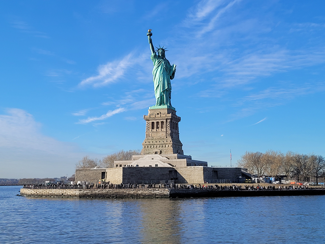 Kip svobode na otoku Liberty Island je simbol svobode in upanja ter ena najbolj prepoznavnih znamenitosti New Yorka, ki je pozdravila milijone priseljencev ob prihodu v Ameriko.