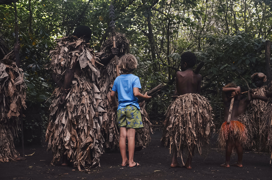 Popotniki obiskujejo lokalno skupnost na otoku Tanna ter spoznavajo vsakdanje življenje, običaje in kulturo prebivalcev Vanuatuja.