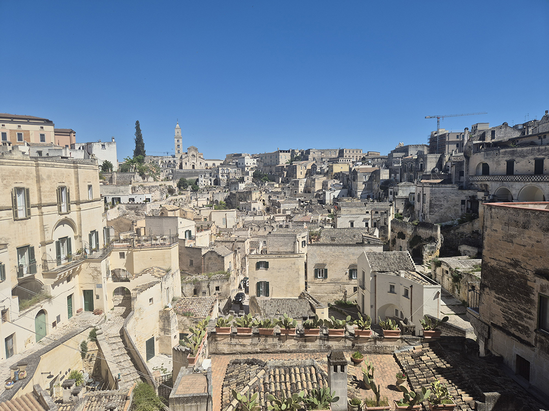 Panoramski pogled na zgodovinsko jedro Matere s kamnitimi hišami, cerkvami in značilno starodavno arhitekturo južne Italije.