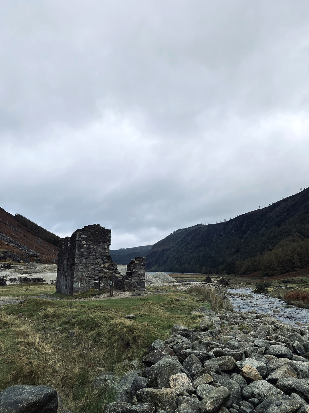 Ruševine nekdanje rudarske vasice v dolini Glendalough na Irskem
