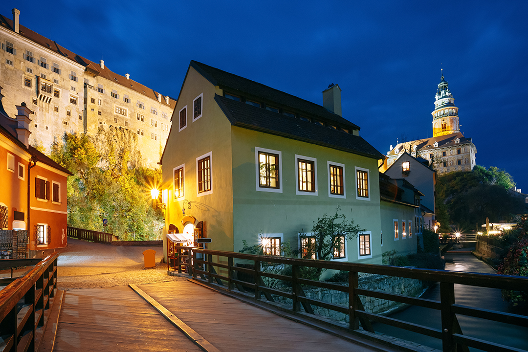 Večerni pogled na zgodovinske hiše pod gradom Češki Krumlov