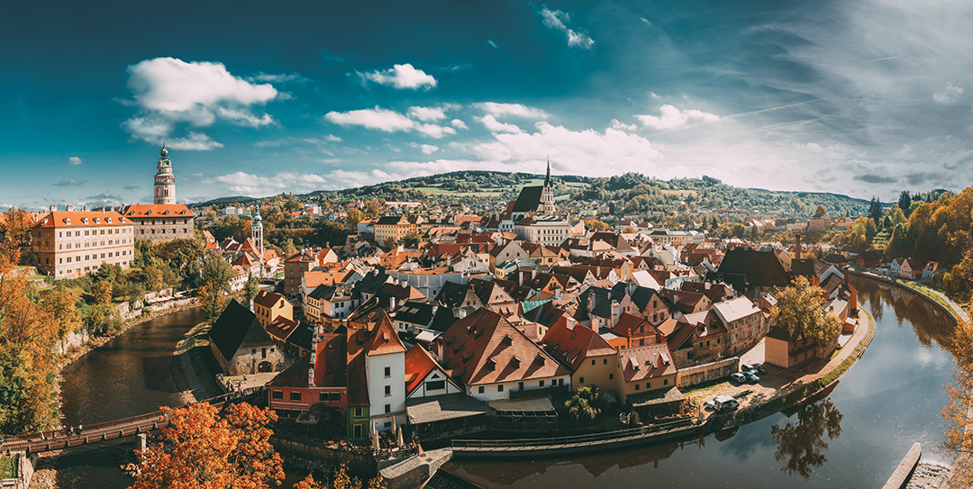 Panoramski pogled na Češki Krumlov z gradom, starim mestom in reko Vltavo