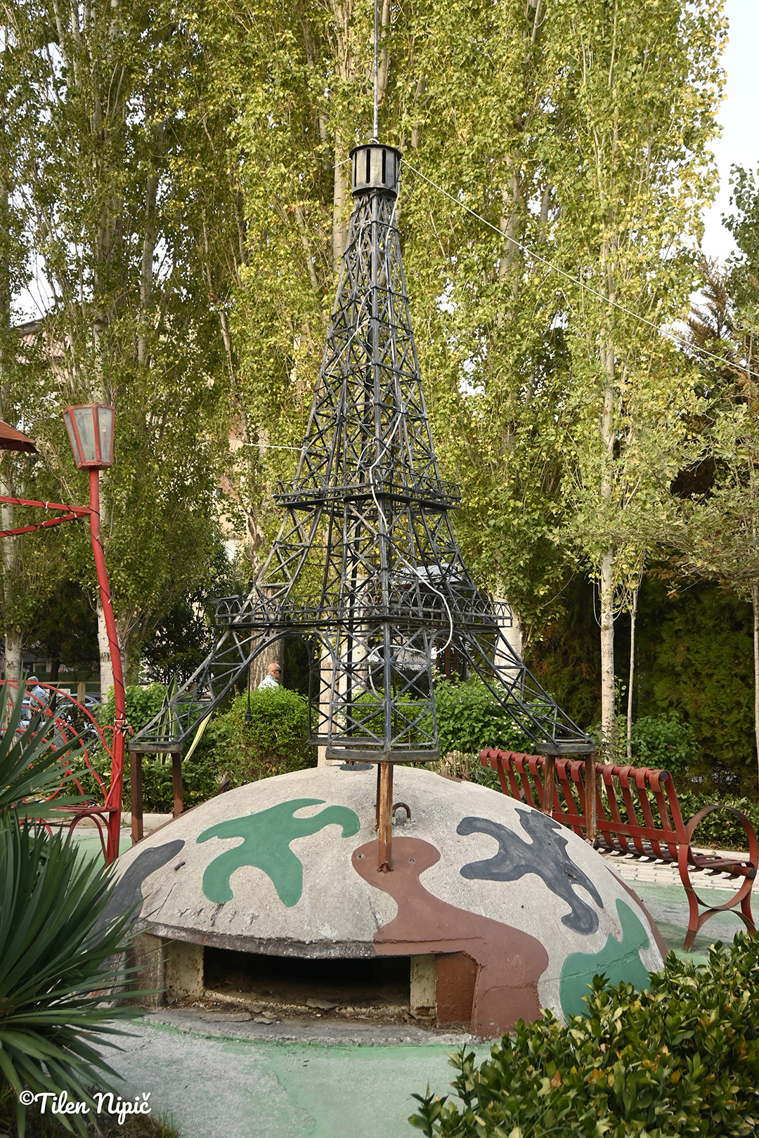 Mestni park s spomenikom v Tirani ponuja prostor za oddih in umik od mestnega vrveža.