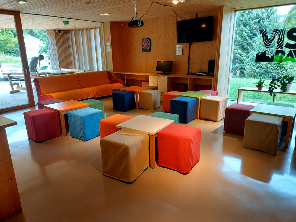 Barvit kotiček za druženje – Colourful Lounge at Hostel Punkl