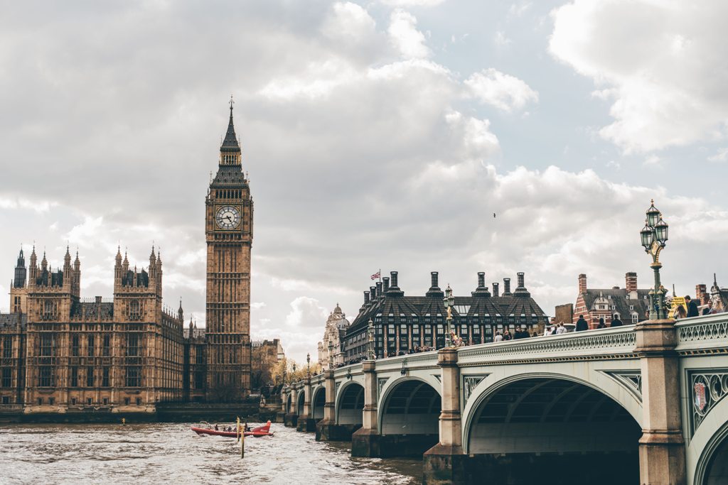 Potovanje_v_London_-_A_trip_to_London_-_Photo_by_Eva_Dang_on_Unsplash.jpg