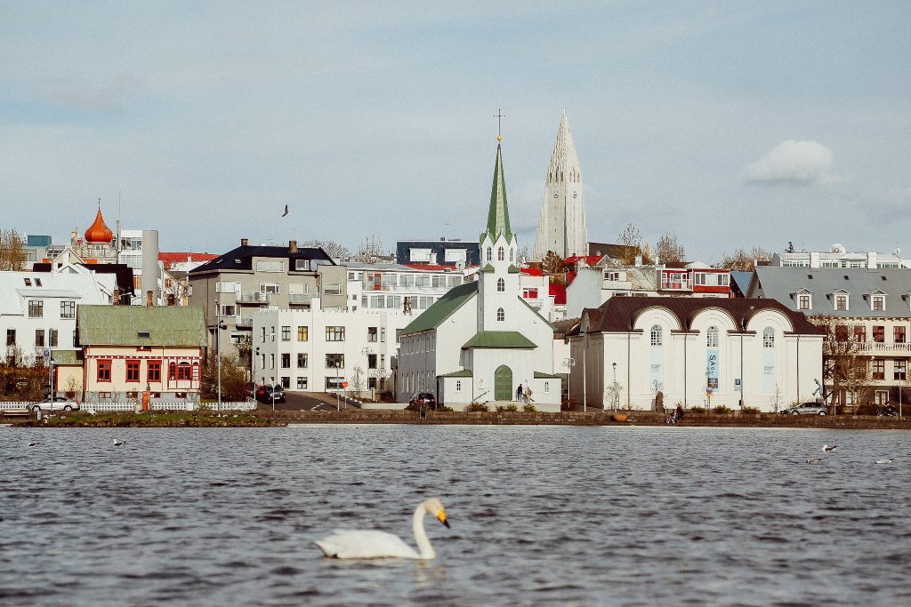 Potovanje_v_Reykjavik_-_Travel_to_Reykjavik_-_Photo_by_Evelyn_Paris_on_Unsplash.jpg
