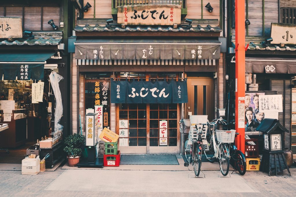 Potovanje_v_Tokio_-_Travel_to_Tokyo_-_Photo_by_Clay_Banks_on_Unsplash.jpg